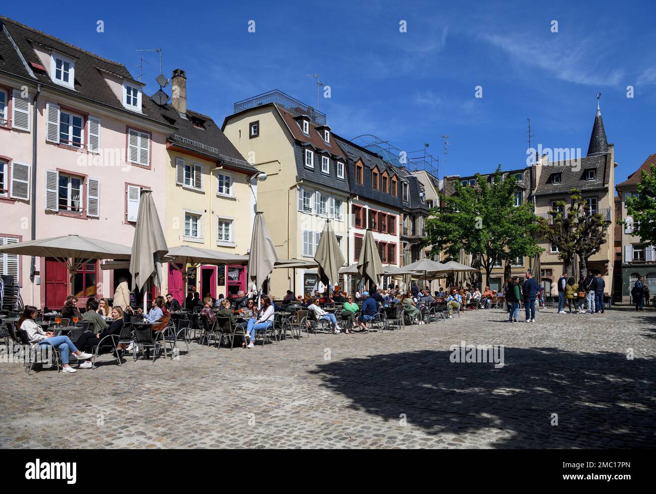 Strassenlokale an der Place du Marche Gayot, Strassburg, Dipartimento Bas-Rhin, Elsass, Frankreich Foto Stock