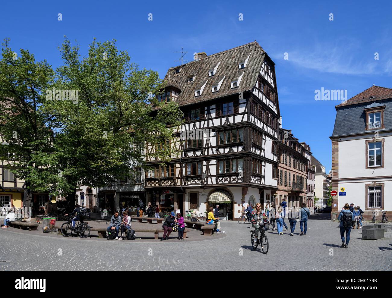 Scena stradale al Place Alexandre Bureau, Strasburgo, Dipartimento Bas-Rhin, Alsazia, Francia Foto Stock