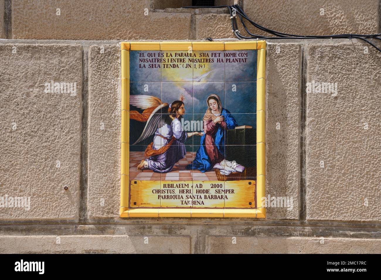 Piastrelle da muro alla chiesa di Parroquia Santa Barbara nel centro storico di Tarbena, Costa Blanca, provincia di Alicante, paese di Valencia, Spagna Foto Stock