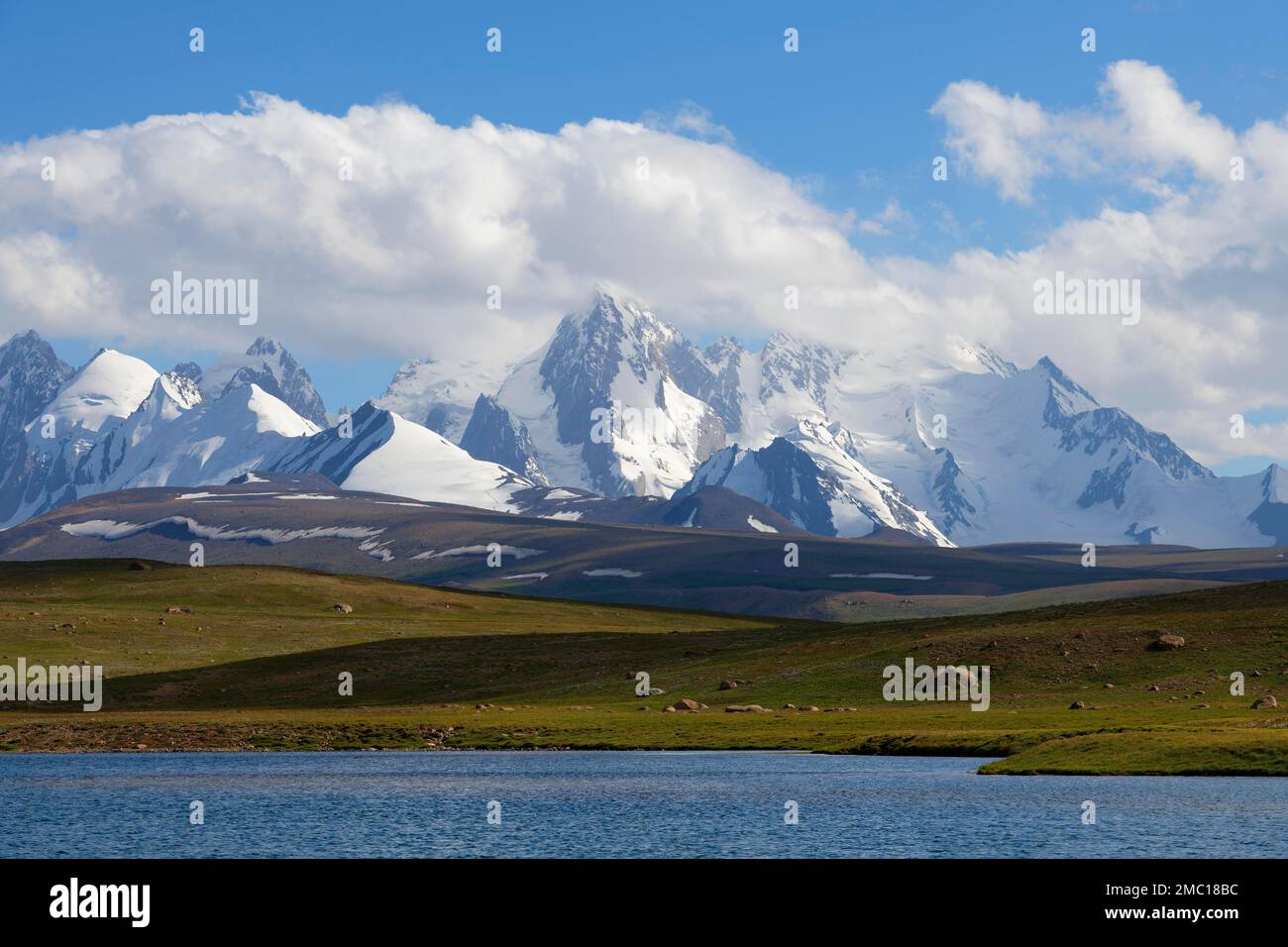 Dream Lake e il ghiacciaio Kizil-Asker, la catena montuosa Tian Shan vicino al confine cinese, la regione di Naryn, il Kirghizistan Foto Stock