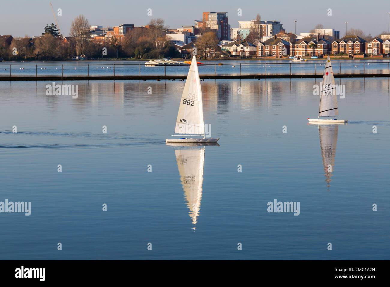 Poole, Dorset, Regno Unito. 21st gennaio 2023. Tempo nel Regno Unito: La mattina gelida e fredda a Poole non scoraggia gli appassionati di barche radiocomandate che corrono intorno al lago di Poole Park con le loro barche laser. Il vento piccolo e le zone congelate rendono difficile le corse, ma creano una scena serena e tranquilla con bei riflessi al sole. Credit: Carolyn Jenkins/Alamy Live News Foto Stock