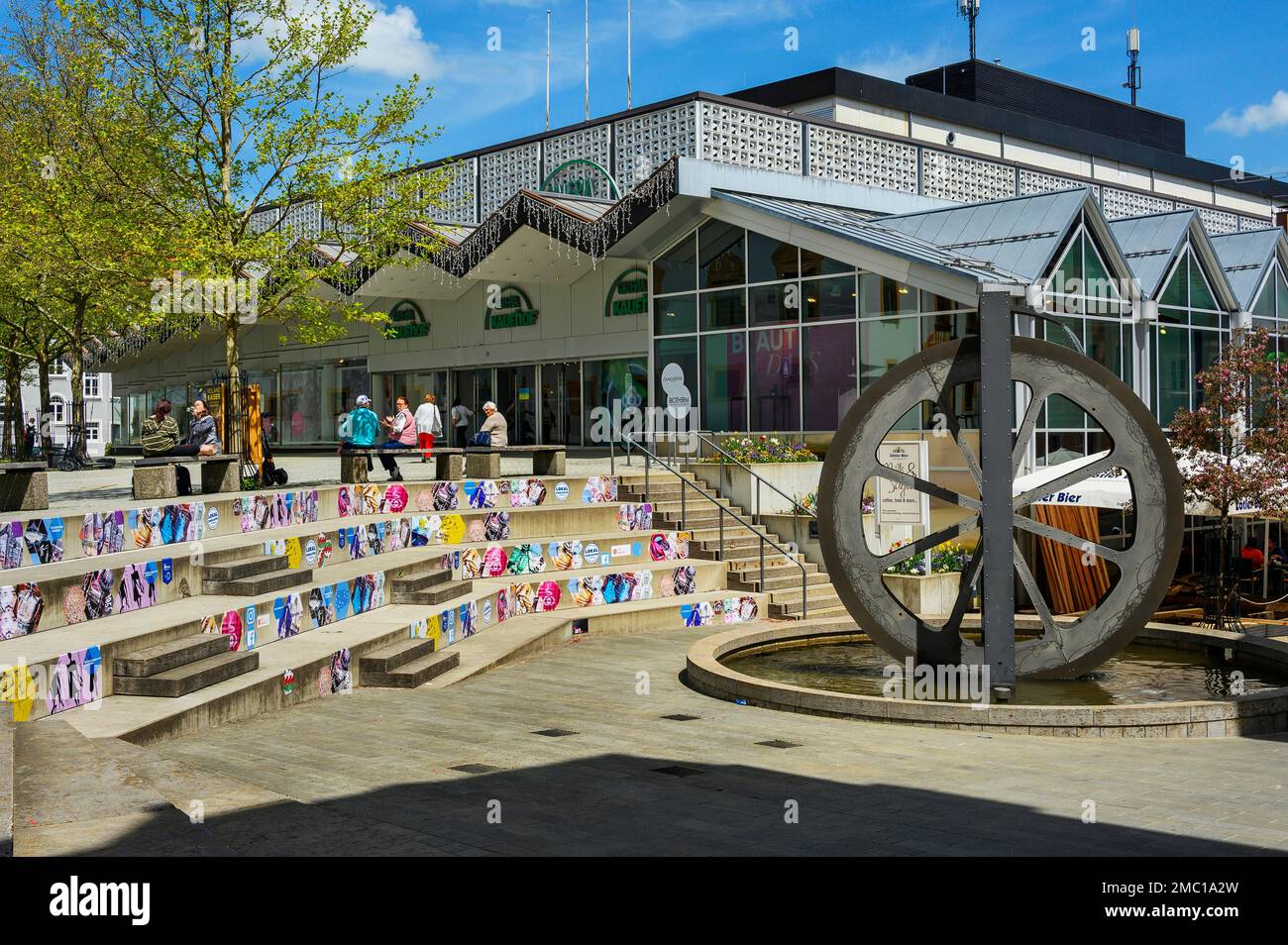 Ruota d'acqua di fronte al Kaufhof, ex Horten, Kempten, Allgaeu, Baviera, Germania Foto Stock