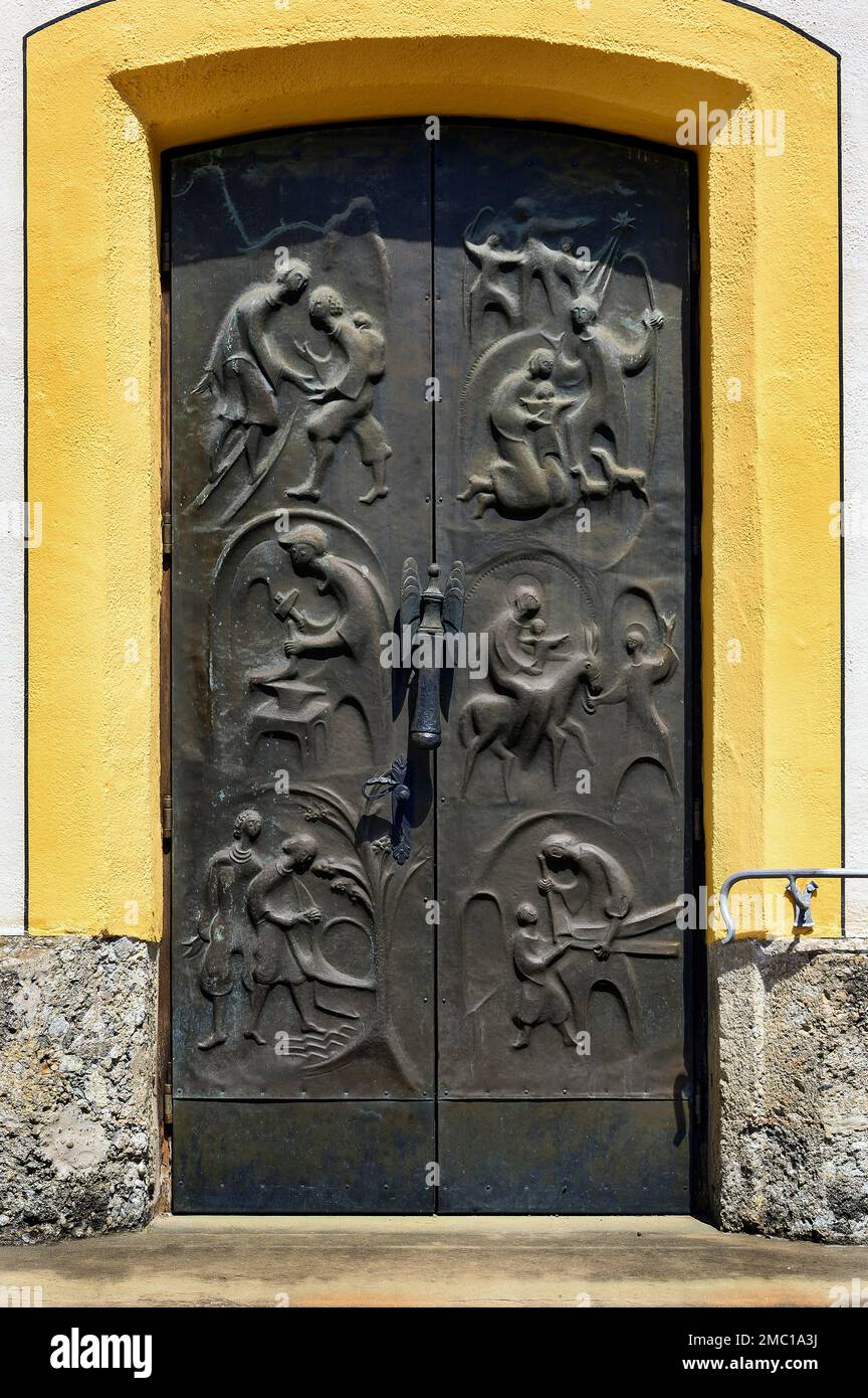 Cancello metallico con mezzo rilievo, St. Pietro e Paolo, chiesa parrocchiale cattolica di Oberstaufen, Allgaeu, Baviera, Germania Foto Stock