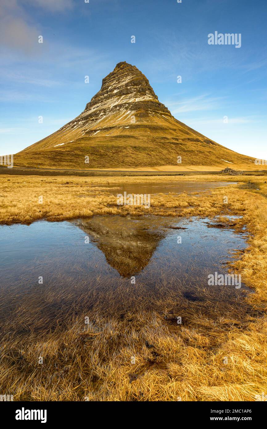 Monte Kirkjufell, Grundarfjoerdur, Penisola di Snaefellsnes, Vesturland, Islanda Foto Stock