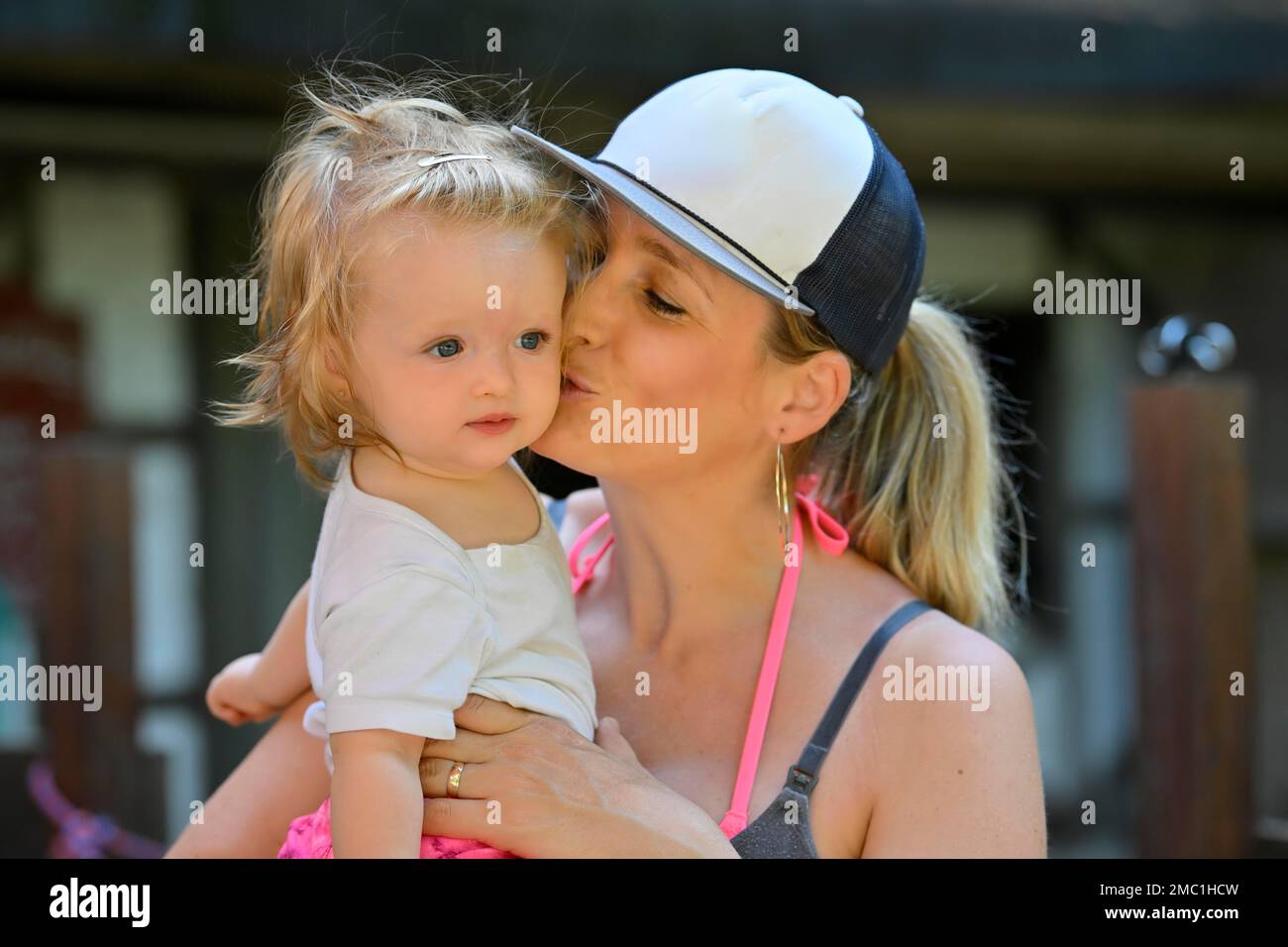 Madre con bambino, 10 mesi, Stoccarda, Baden-Wuerttemberg, Germania Foto Stock