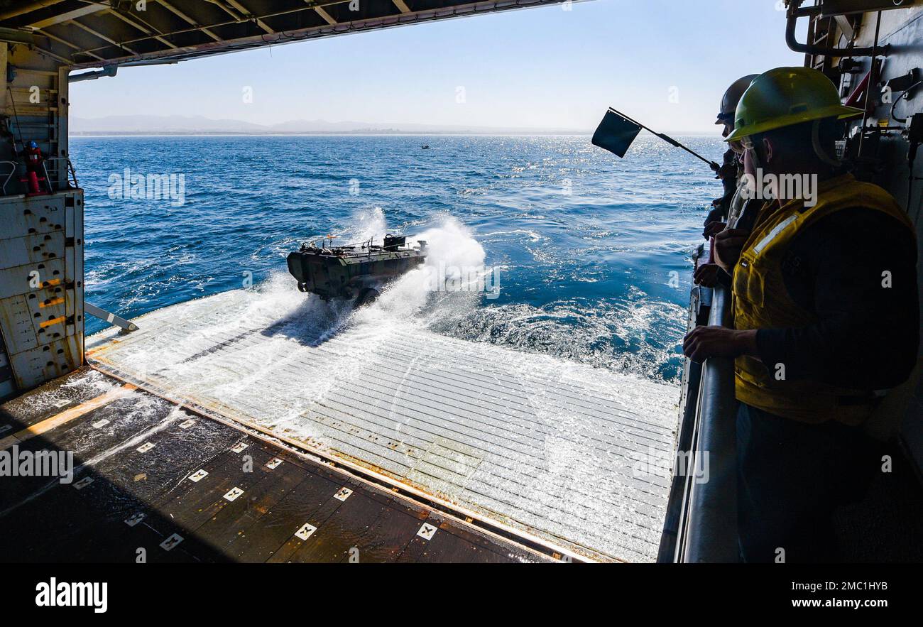OCEANO PACIFICO (23 giugno 2022) un veicolo da combattimento anfibio attaccato a 3D Battaglione anfibio Assault, 1st Divisione Marina, sbarca il ponte pozzi della nave portuale da trasporto anfibio USS John P. Murtha (LPD 26) durante l'addestramento in mare nell'Oceano Pacifico, 23 giugno 2022. John P. Murtha sta conducendo operazioni di routine nella U.S. 3rd Fleet. Foto Stock