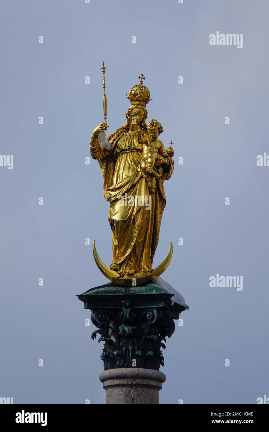 St La colonna di Maria sulla Marienplatz, innevata d'inverno, Monaco, alta Baviera, Baviera, Germania Foto Stock