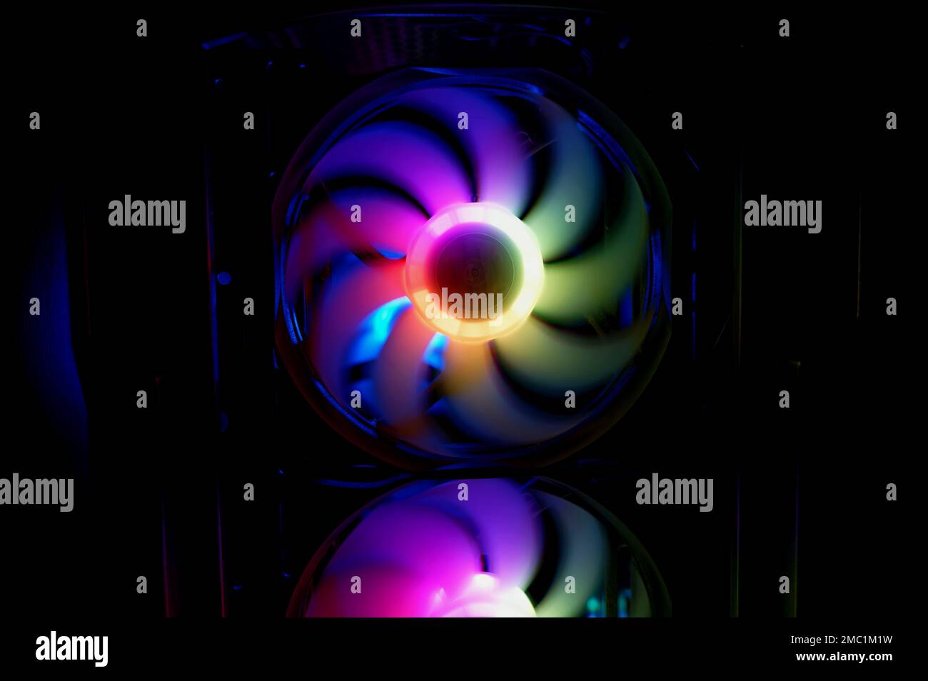 Refrigeratore d'aria colorato con ventola rgb pc LED arcobaleno luminoso. Telaio del computer. Modding di gioco, concetto tecnologico e background IT. Foto Stock