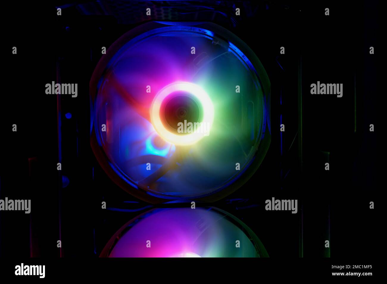 Refrigeratore d'aria colorato con ventola rgb pc LED arcobaleno luminoso. Telaio del computer. Modding di gioco, concetto tecnologico e background IT. Foto Stock