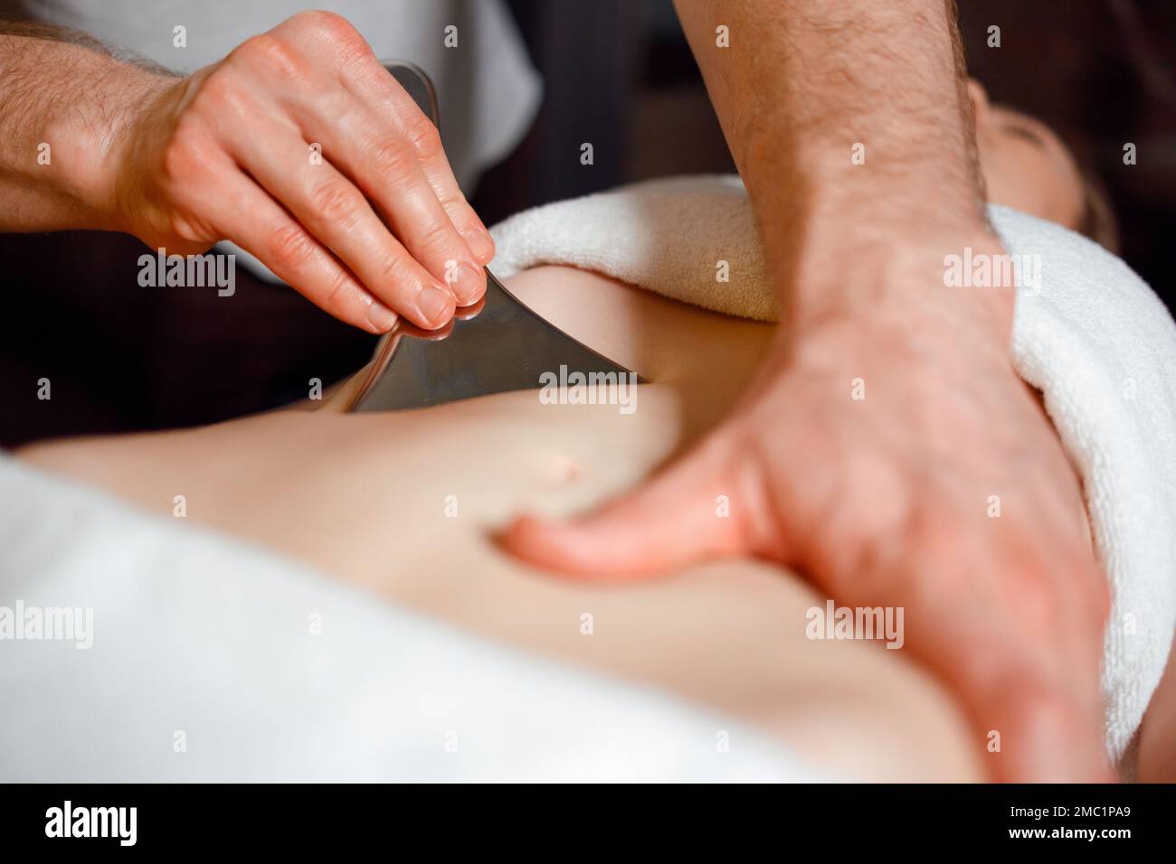 Massaggio IASTM dei muscoli addominali femminili Foto Stock