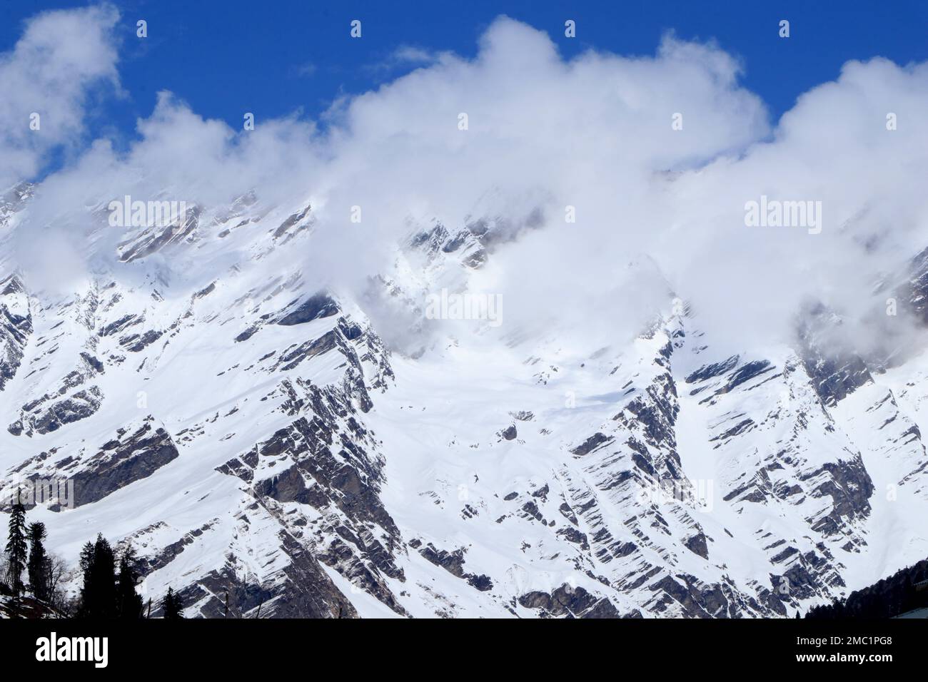 Neve in montagna, nuvole in movimento, Manali Himachal Pradesh, India Foto Stock