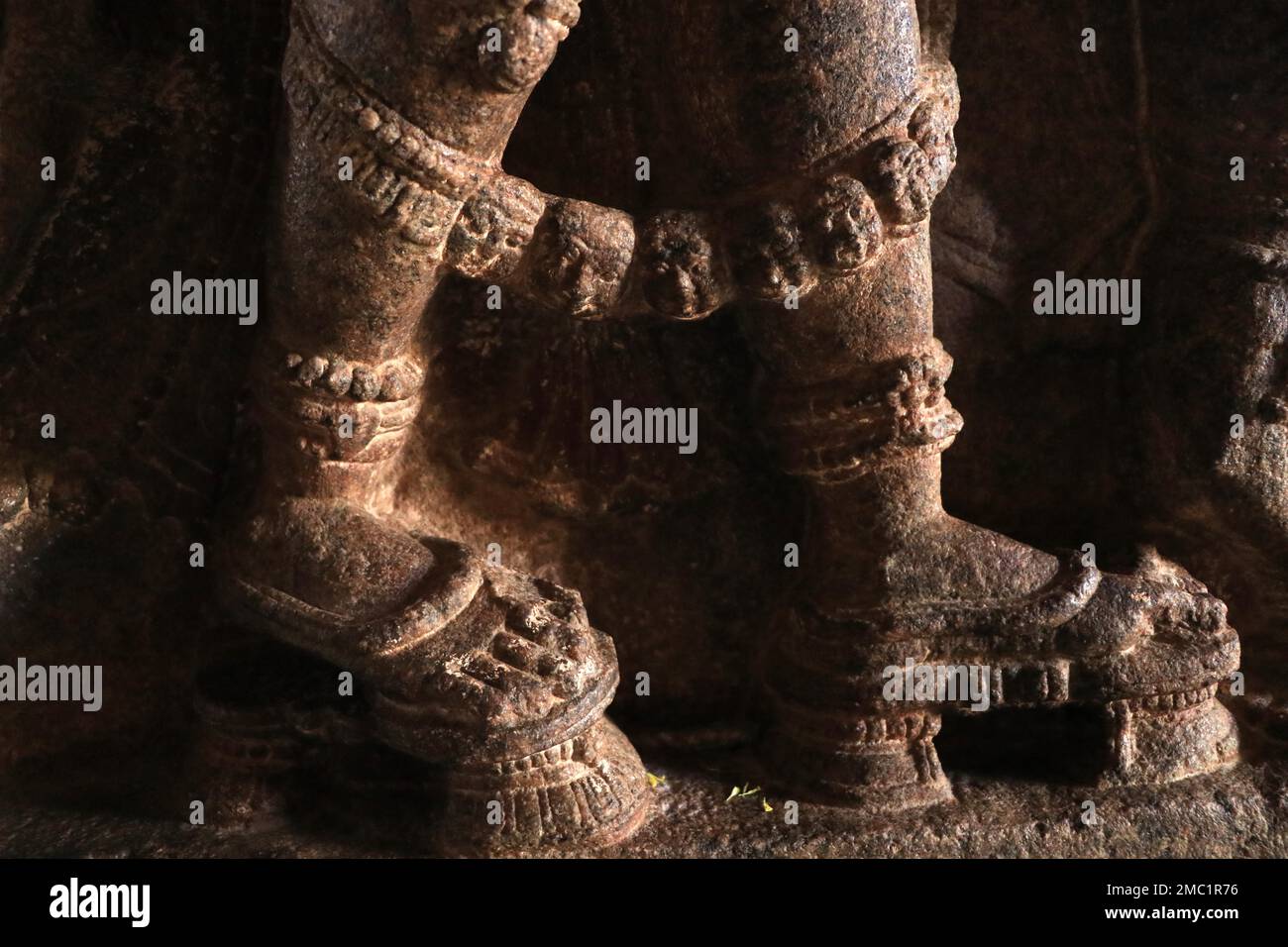 Scarpe eleganti scolpite nella pietra, Lepakshi, Andhra Pradesh Foto Stock
