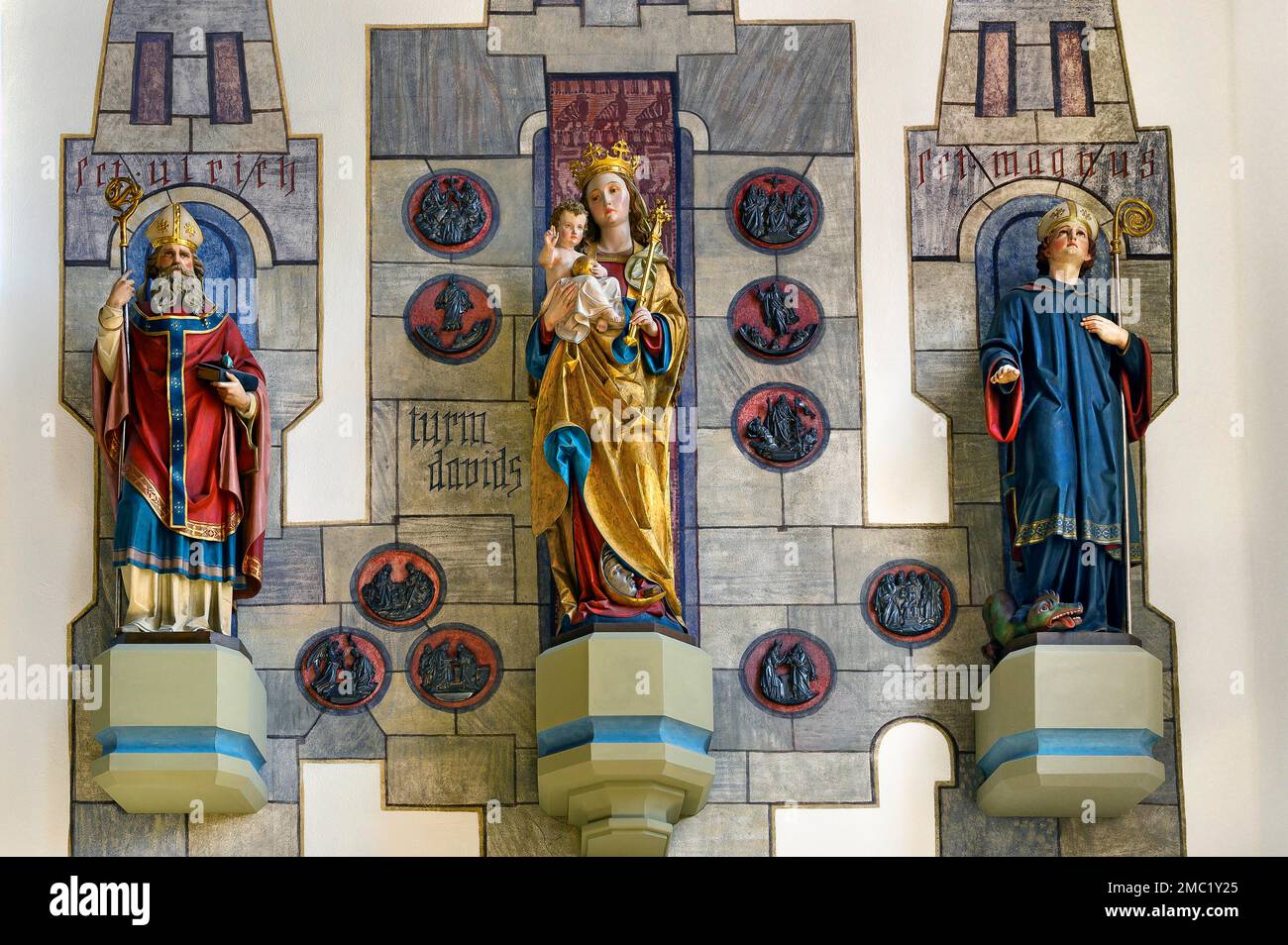 Tre figure di santi, Ulrich, Maria con Gesù Bambino e Magnus, San Pietro e Paolo, chiesa parrocchiale cattolica di Oberstaufen, Allgaeu, Baviera, Germania Foto Stock