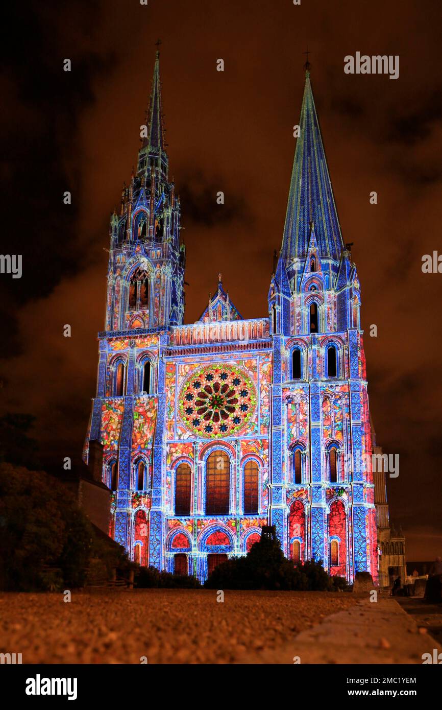 Spettacolo di luci CHARTRES EN LUMIERES, proiezioni sulla Cattedrale di Notre Dame di Chartres, Eure-et-Loir, Francia Foto Stock