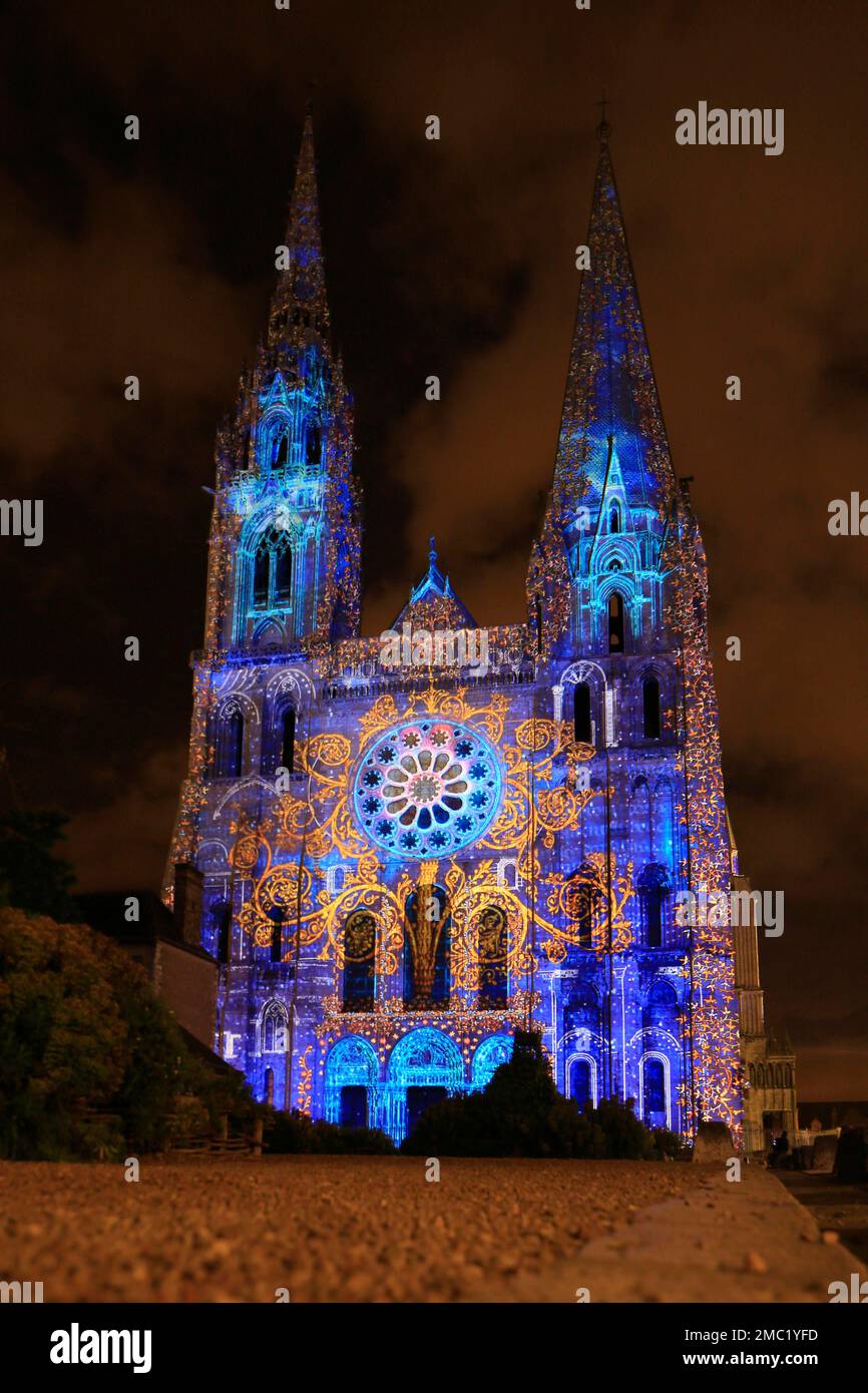Spettacolo di luci CHARTRES EN LUMIERES, proiezioni sulla Cattedrale di Notre Dame di Chartres, Eure-et-Loir, Francia Foto Stock