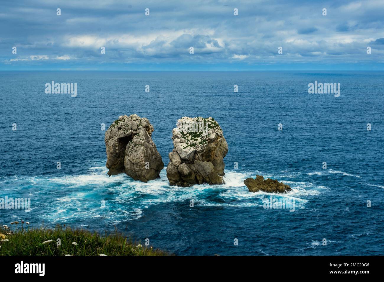 Porta di mare o canto del Diablo nella Costa spezzata (Costa Quebrada), Cantabria, Spagna Foto Stock