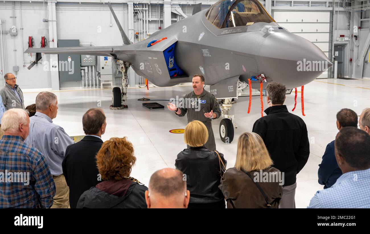 STATI UNITI Samuel Chipman, comandante del 355th Fighter Squadron, parla ai leader civici con il Dipartimento dell'aeronautica militare durante il tour DAF Civic leader alla base dell'aeronautica militare di Eielson, Alaska, 23 giugno 2022. Il gruppo dei capi civici ha imparato circa l'importanza strategica dell'Alaska per l'esercito degli Stati Uniti, così come l'insieme unico delle sfide affrontate dalle unità nello stato. Foto Stock