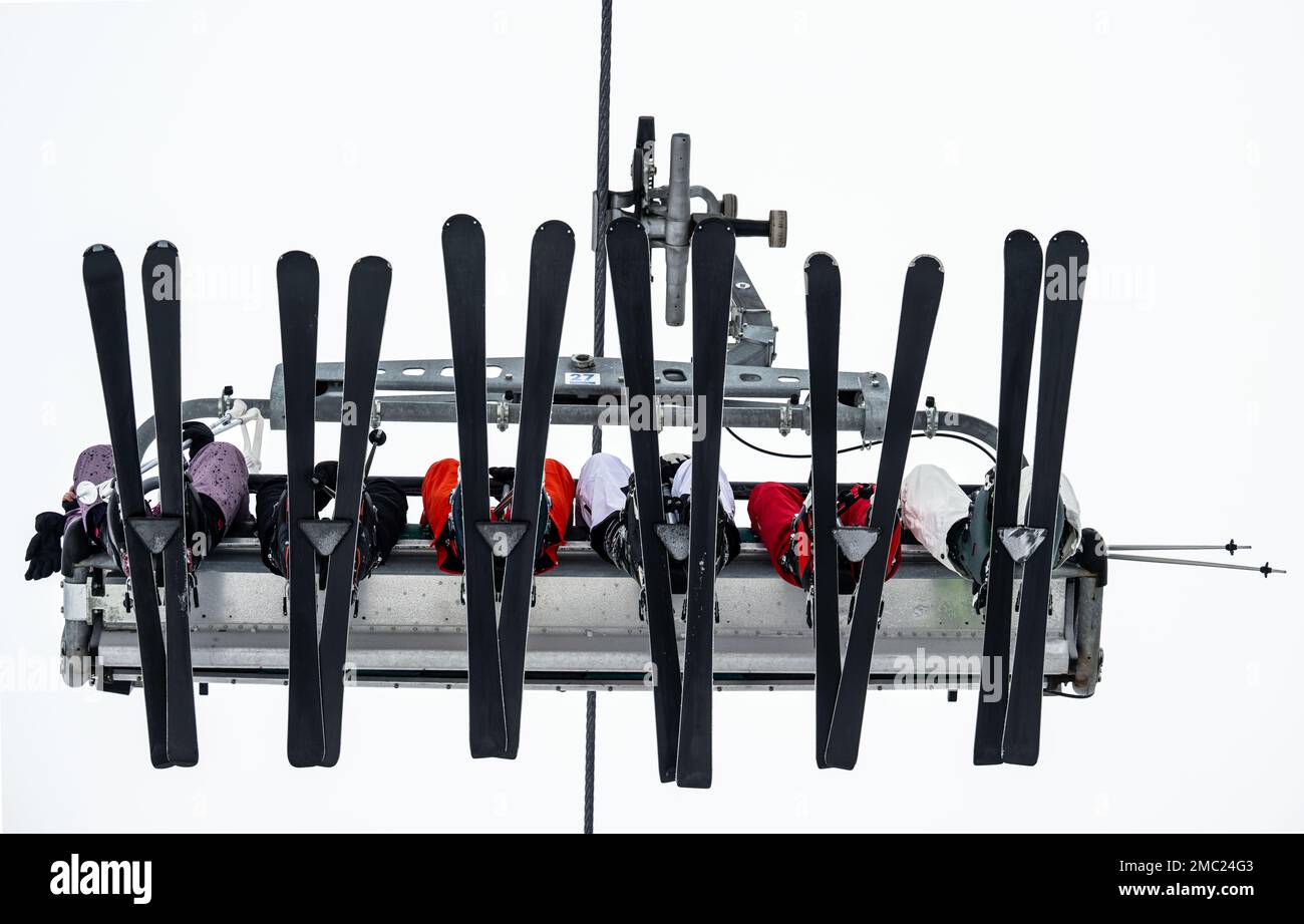 Winterberg, Germania. 21st Jan, 2023. Gli sciatori si siedono in seggiovia nelle giornate invernali. In Sauerland, ci sono buone condizioni di sport invernali di nuovo dopo settimane di scongelamento. Credit: Bernd Thissen/dpa/Alamy Live News Foto Stock