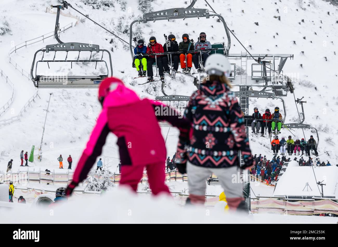 Winterberg, Germania. 21st Jan, 2023. Gli sciatori si siedono in seggiovia nelle giornate invernali. In Sauerland, ci sono buone condizioni di sport invernali di nuovo dopo settimane di scongelamento. Credit: Bernd Thissen/dpa/Alamy Live News Foto Stock