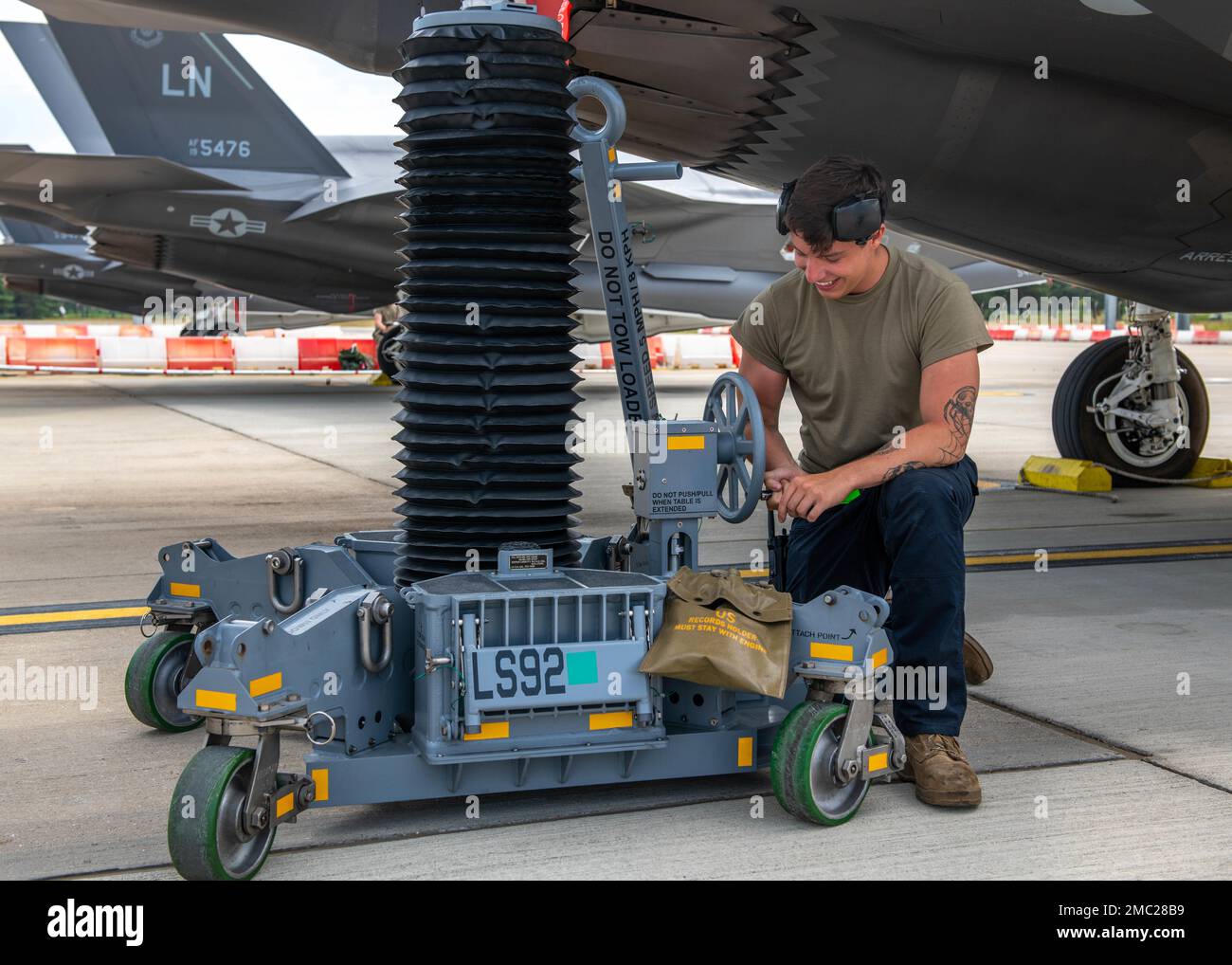 STATI UNITI Air Force Airman 1st Class Evan Baldini, un capo dell'equipaggio assegnato allo Squadrone Fighter 495th, prepara un F-35A Lightning II per Point Blank 22-3, al Royal Air Force Lakenheath, Inghilterra, 23 giugno 2022. Point Blank è un esercizio di formazione congiunto ricorrente, volto a migliorare le competenze tattiche e l'interoperabilità con gli alleati e i partner della NATO. Foto Stock