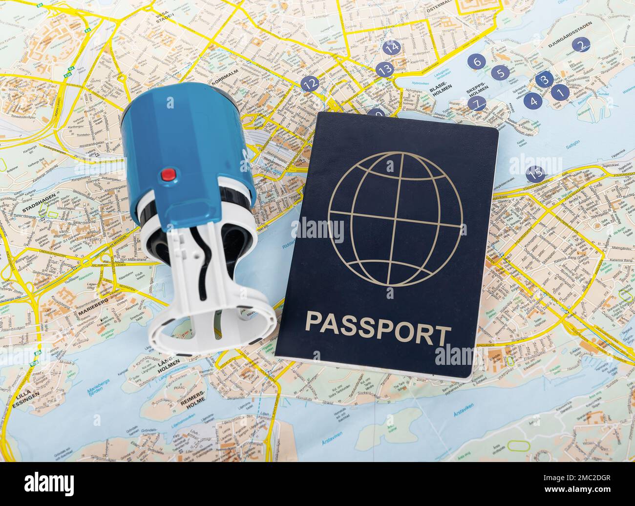 Controllo dei passaporti, concetto di visto di viaggio. Documento di passaggio, timbro per verifica, marcatura. Foto di alta qualità Foto Stock