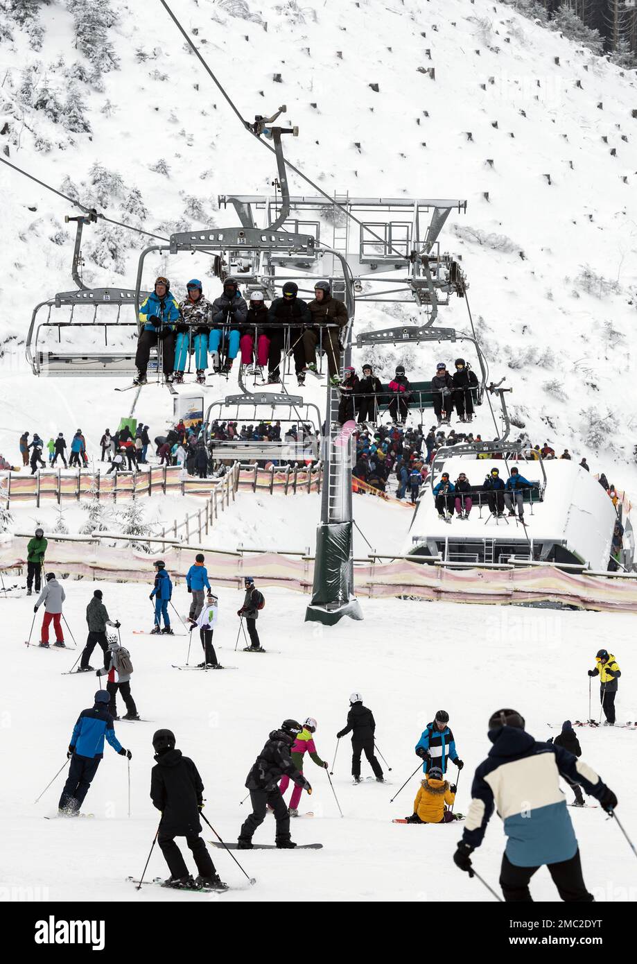 Winterberg, Germania. 21st Jan, 2023. Gli sciatori si siedono in seggiovia nelle giornate invernali. In Sauerland, ci sono buone condizioni di sport invernali di nuovo dopo settimane di scongelamento. Credit: Bernd Thissen/dpa/Alamy Live News Foto Stock