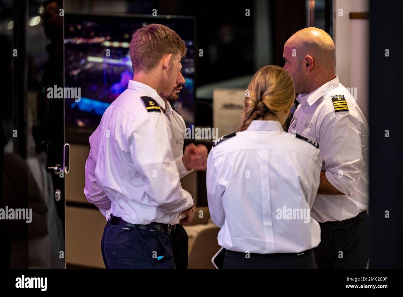 Duesseldorf, Germania. 21st Jan, 2023. L'equipaggio di uno yacht di lusso discute in una sala espositiva. Dopo due anni di pausa da Corona, la fiera degli sport acquatici di scarpe ha riaperto le sue porte. Fino a gennaio 29, circa 1.500 espositori provenienti da 68 paesi presenteranno i loro prodotti e servizi in 16 sale del centro espositivo Düsseldorf. Credit: Christoph Reichwein/dpa/Alamy Live News Foto Stock