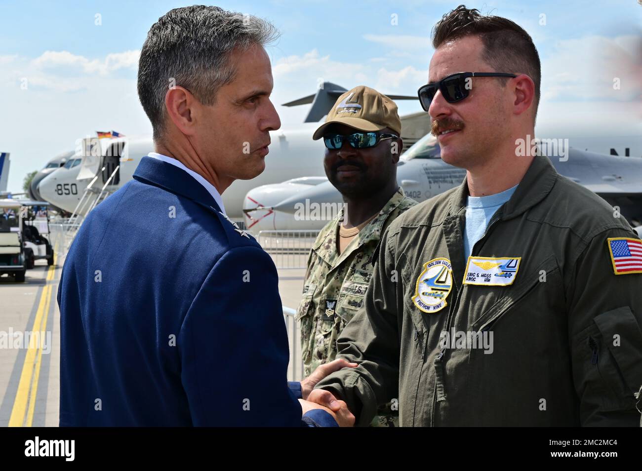 STATI UNITI Steven Basham, USA Forze aeree in Europa-forze aeree Africa vice comandante, coniato Stati Uniti Navy Sailor AWOC Eric Moss, un operatore di guerra elettronica Poseidon P-8A, assegnato alla Naval Air Station Sigonella, Italia, per le eccellenti prestazioni durante l'Innovation and Leadership in Aerospace Tradeshow di Berlino, tenutosi presso l'Aeroporto Expo Center di Berlino, Aeroporto Internazionale di Berlino Brandeburgo, il 24 giugno 2022. Oltre a coniare Moss, Basham ha anche coniato Airmen e soldati per il supporto che hanno fornito agli aerei militari statunitensi che partecipano come aerei statici, che specializzati Foto Stock