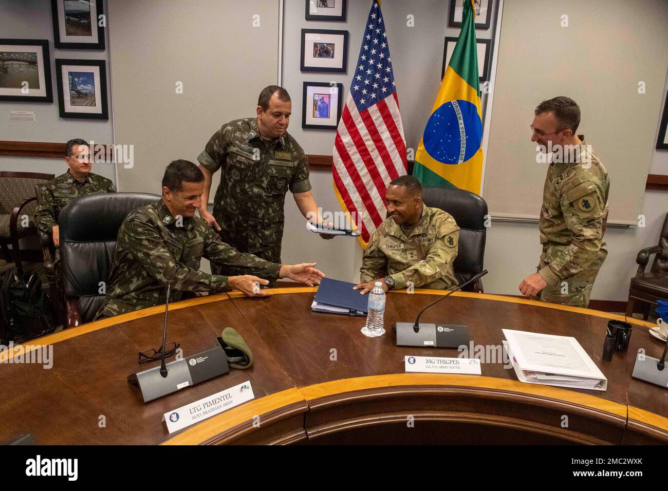 STATI UNITI Army South ha ospitato colloqui tra militari e militari con il Brasile presso la sede dell'Armata Sud dal 21 giugno al 24 giugno 2022. Questa serie di eventi della settimana ha contribuito a rafforzare ulteriormente le partnership professionali e a coordinare gli eventi bilaterali per i prossimi anni. Foto Stock