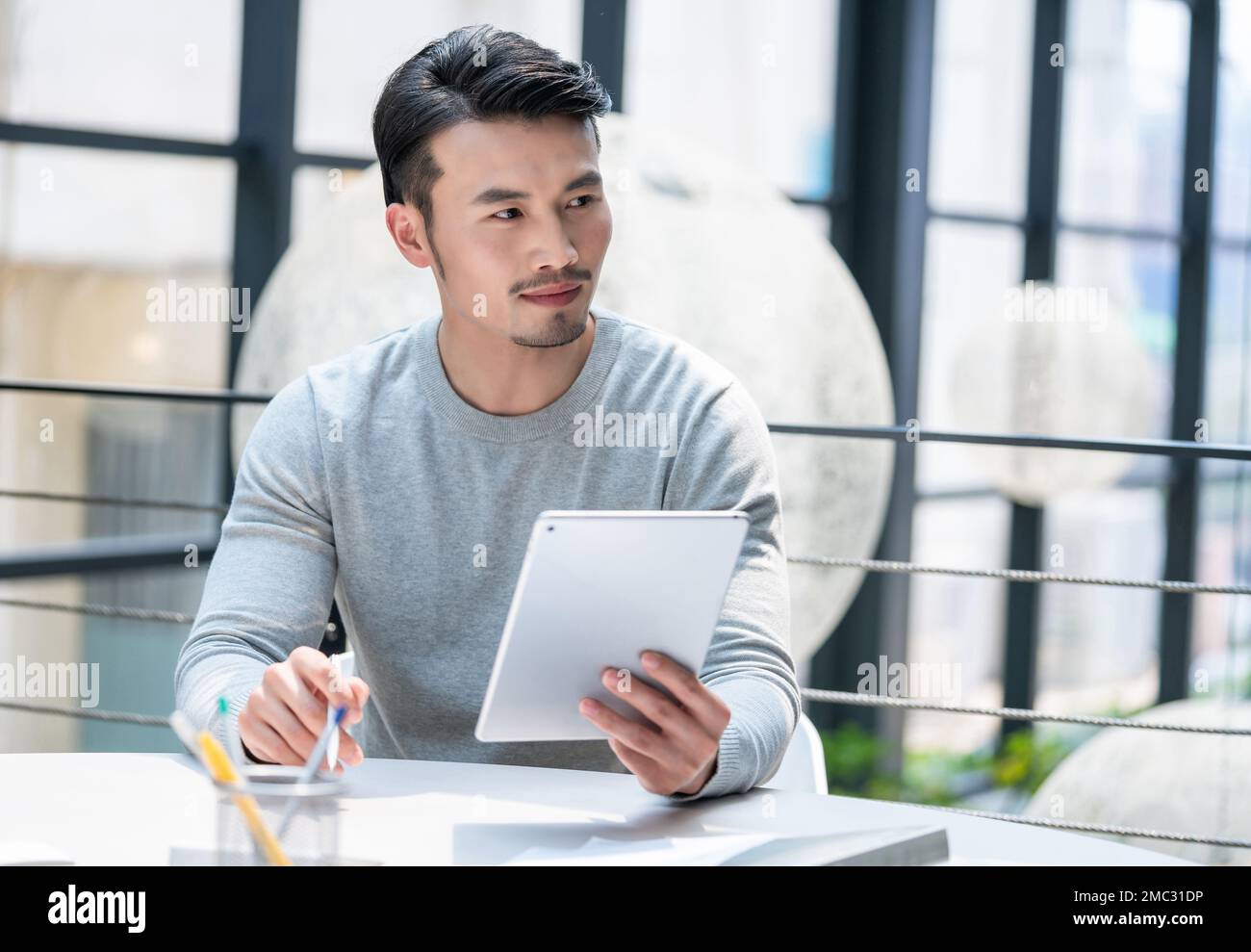 Il giovane usa le compresse Foto Stock