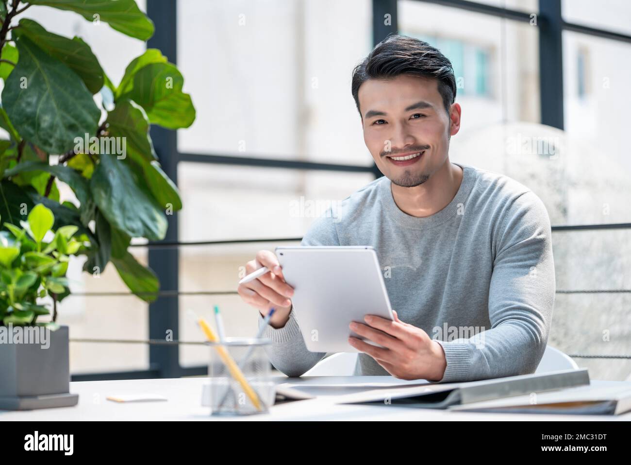 Il giovane usa le compresse Foto Stock