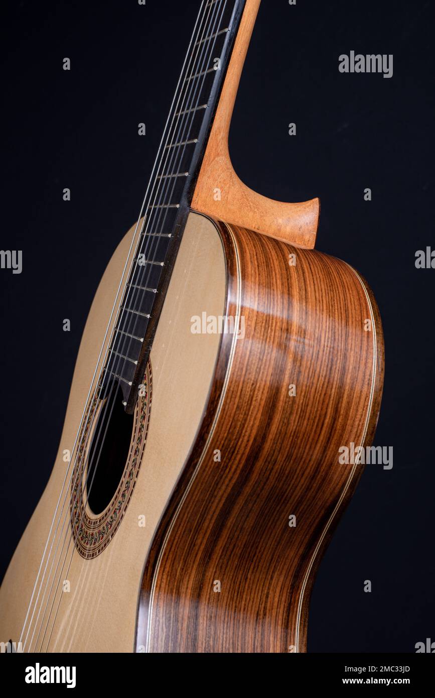 Chitarra classica isolata su sfondo nero con una bella rosetta a mosaico, vista dall'alto. Bel legno brasiliano - Pau ferro Foto Stock