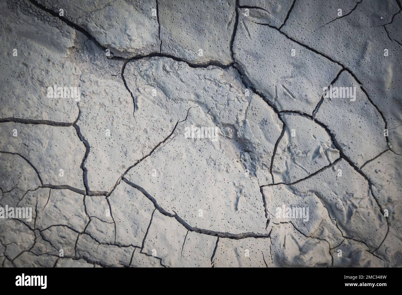 Terra spaccata nella vista superiore per lo sfondo o il disegno grafico con il concetto di siccità e morte. Foto Stock