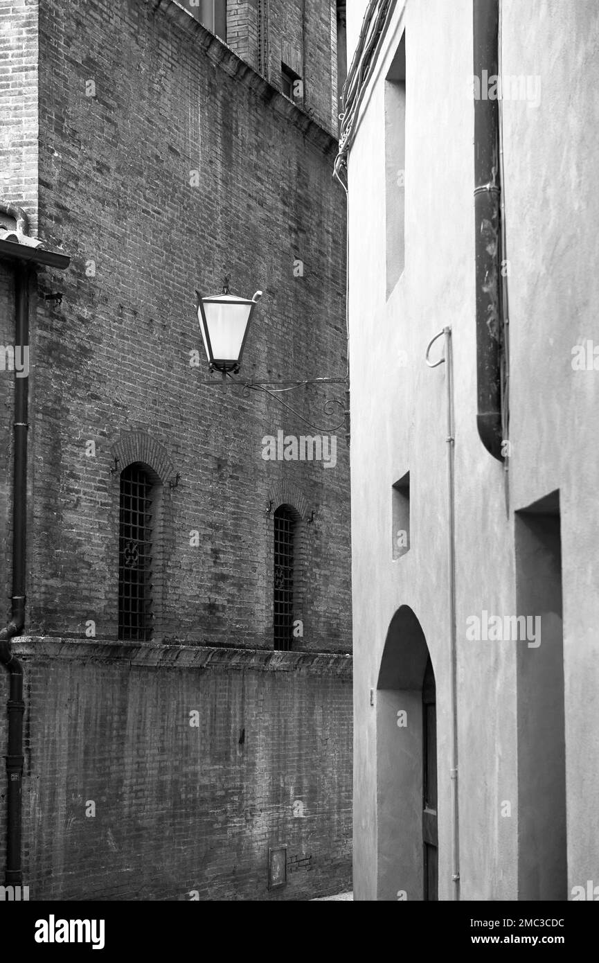Nelle strette stradine del centro storico di Siena Foto Stock