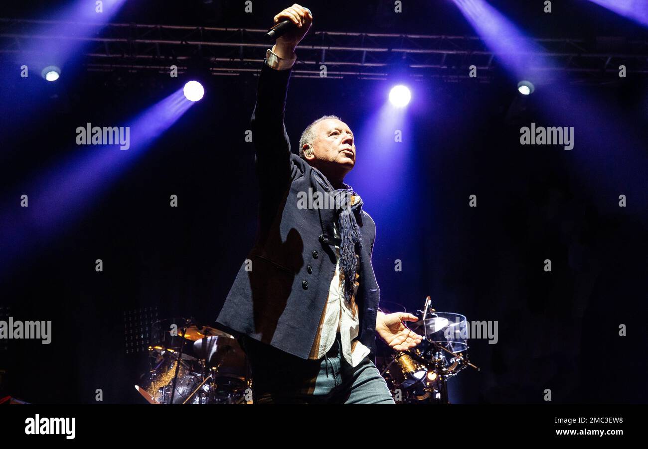 Jim Kerr canta dal vivo sul palco Foto Stock