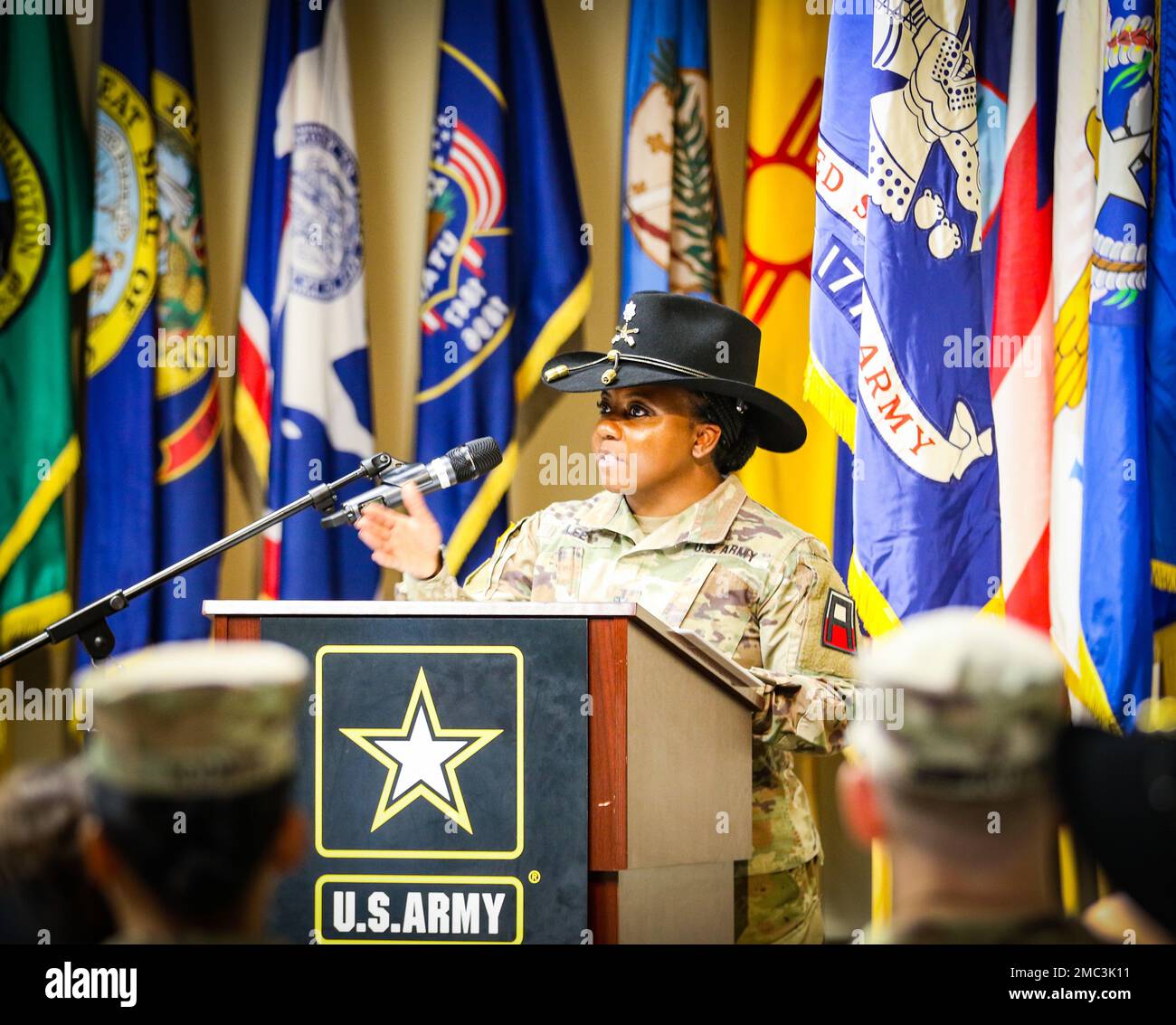 Lt. Col. Latrina Lee, Comandante per 4th battaglione, 409th reggimento, 4th Brigata di cavalleria, 1st Divisione Esercito Est, Battaglione 'Packhorse', dà un discorso durante la sua cerimonia di cambio di comando al General George Patton Museum of Leadership, 24 giugno 2022, dove ha rinunciato al comando al Lt. Col. Carlos Rivas. Foto Stock