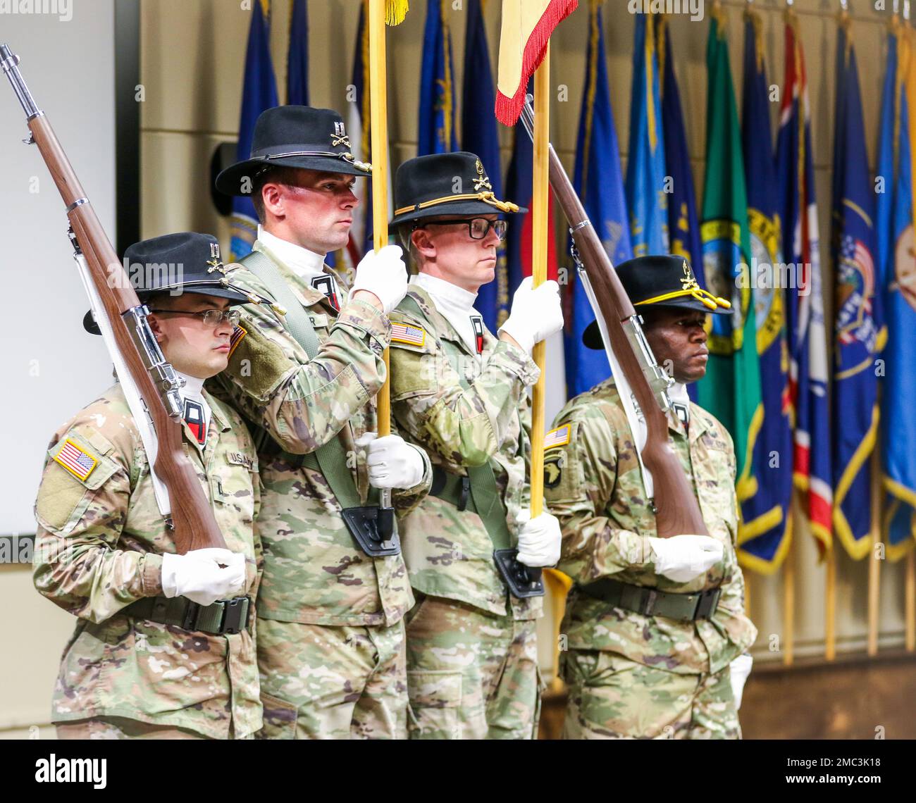 Durante la Brigata di Cavalleria del 4th, 1st Army Division East, cerimonia del Cambio di comando del 24 giugno 2022 per il battaglione “Packhorse” del 4-409th e il battaglione “Mustang” del 3-409th, presso il General George Patton Museum of Leadership, Dove il Comandante di Packhorse Lt. Col. Latrina Lee cede il comando al Lt. Col. Carlos Rivas, e il Comandante di Mustang Lt. Col. Thomas Carver cede il comando al Lt. Col. Michael Caldwell. Foto Stock