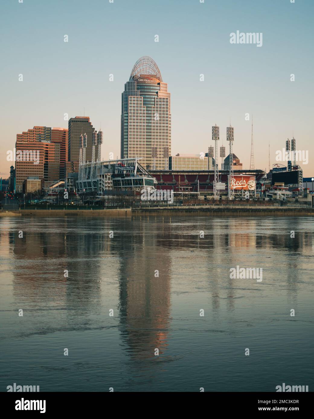 Lo skyline di Cincinnati e il fiume Ohio, Cincinnati, Ohio Foto Stock