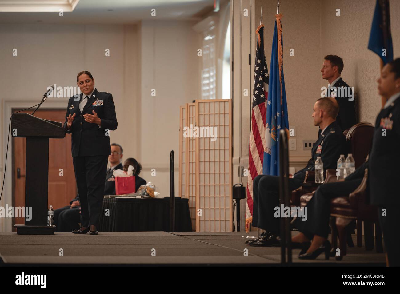 STATI UNITI Anadis Collado, comandante del gruppo medico 628th, ha lasciato, grazie al resto del partito ufficiale durante la cerimonia di cambio di comando del 628th al Joint base Charleston, South Carolina, 24 giugno 2022. Collado si sposta dalla posizione di Vice Command Surgeon, Stati Uniti Southern Command, dove ha fornito politica medica, risorse, pianificazione strategica, e la direzione che sostiene il comandante, sei componenti di servizio militare, e 31 nazioni partner all'interno dell'America Latina e dei Caraibi. Foto Stock