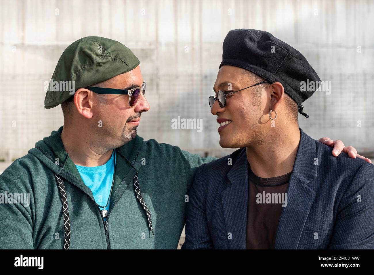 Gay coppia maschio abbracciarsi e guardarsi l'un l'altro Foto Stock
