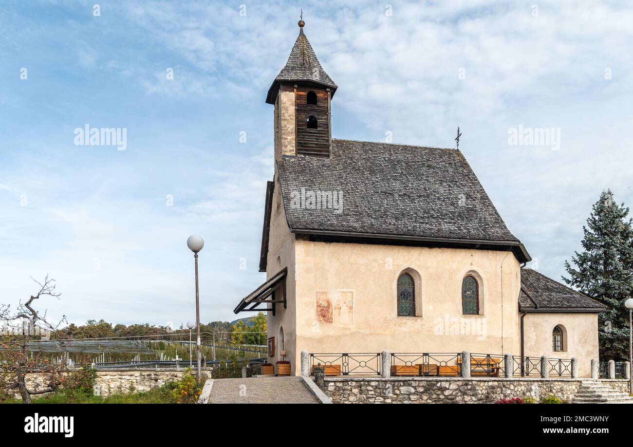 Chiesa di San Valentino , Vasio (Borgo d'Anaunia), Trentino Alto Adige, Italia settentrionale: La chiesa risale probabilmente al 15th° secolo. Foto Stock