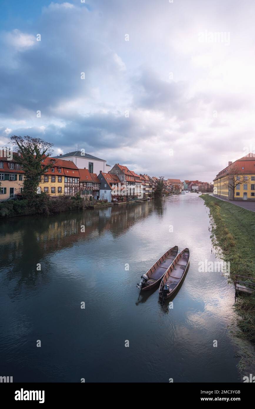 Fiume Regnitz con piccole barche e vecchie case - Bamberg, Baviera, Germania Foto Stock