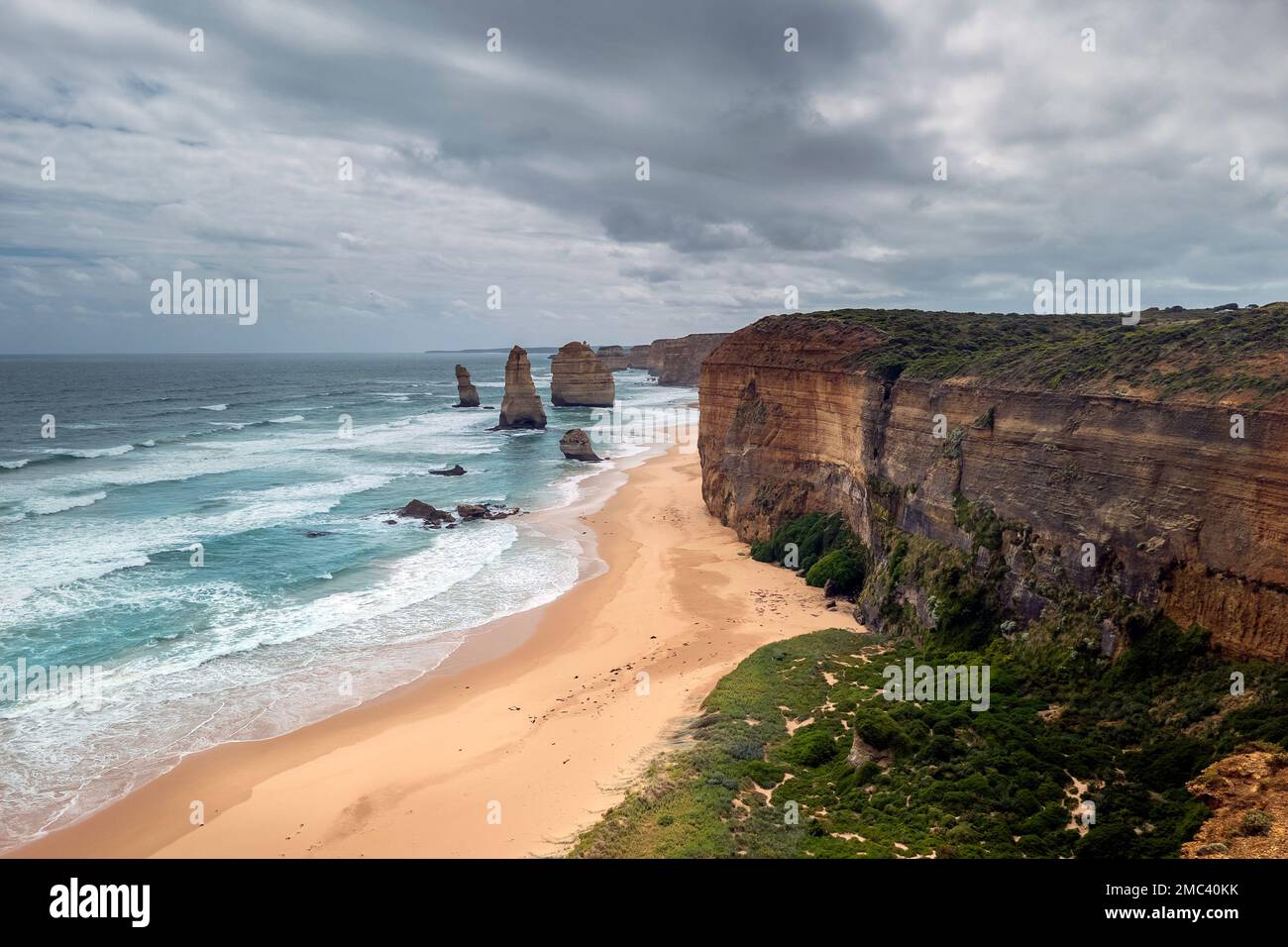 The Twelve Apostles, una collezione di pile calcaree al largo delle rive del Port Campbell National Park, presso la Great Ocean Road, a Victoria, Australia Foto Stock