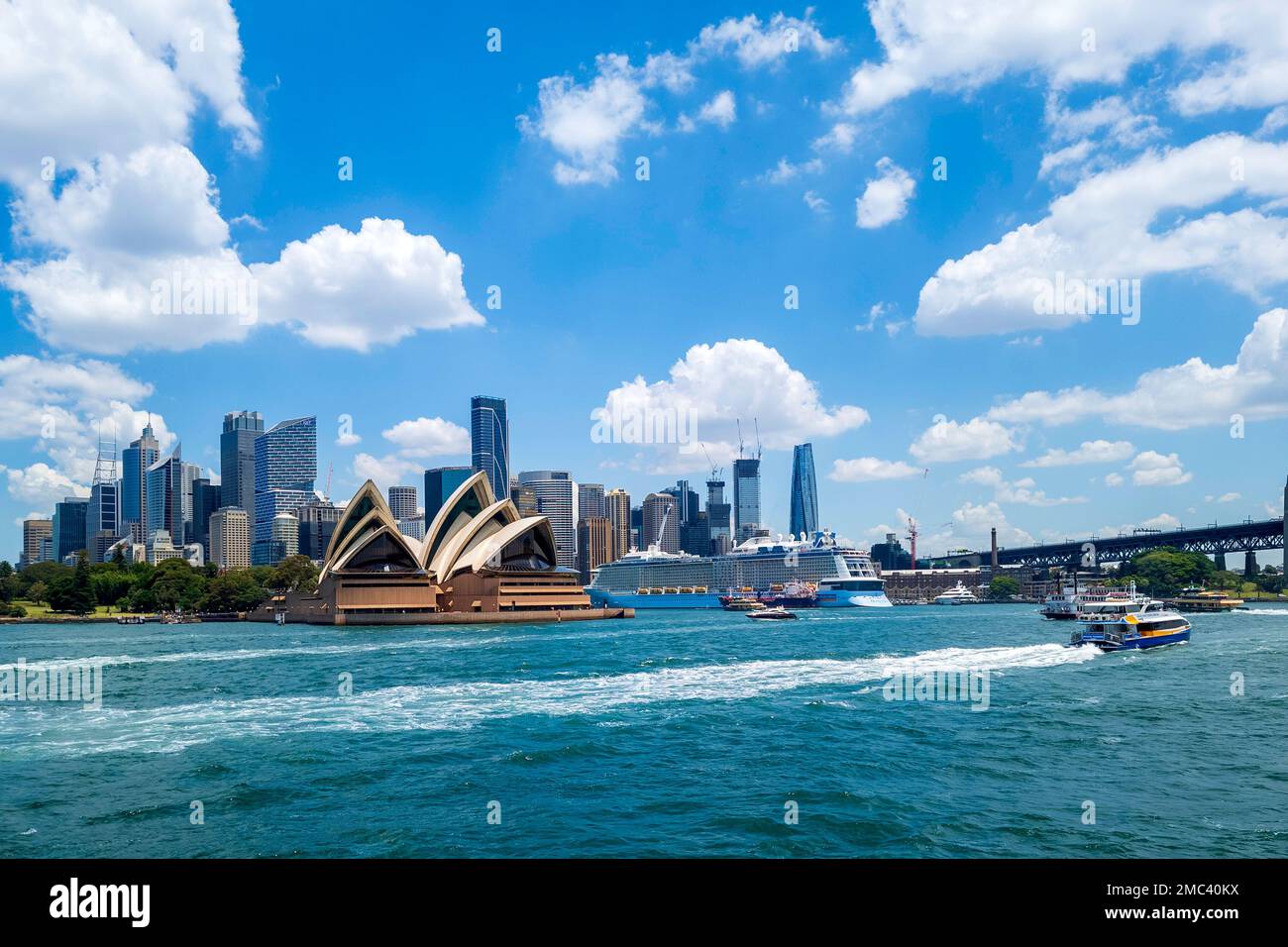 Vista del porto di Sydney con l'Opera e il Ponte di Sydney, nella città di Sydney, nel nuovo Galles del Sud, in Australia e Oceania. Foto Stock