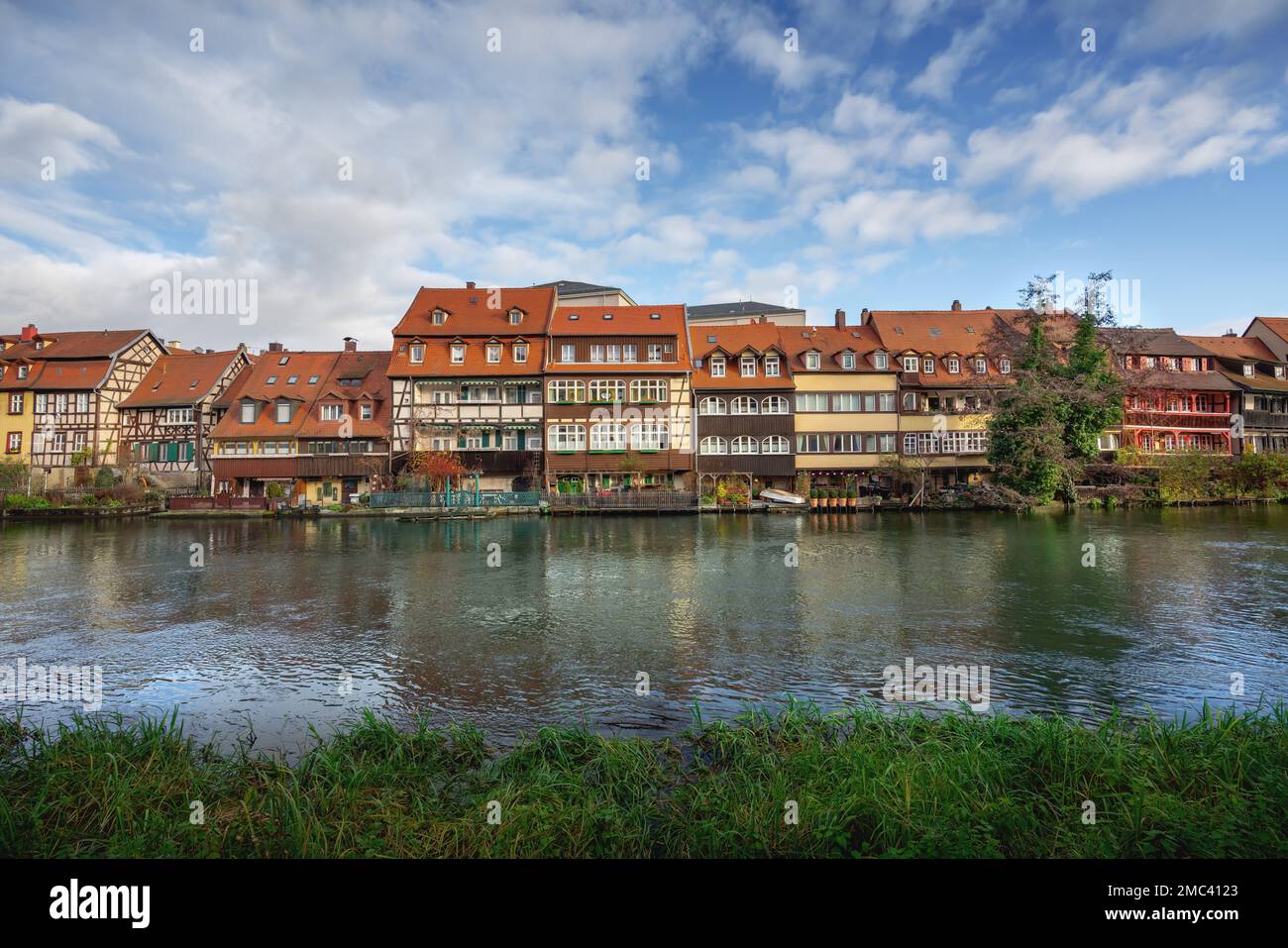 Case colorate sulla riva del fiume Regnitz - Bamberg, Baviera, Germania Foto Stock