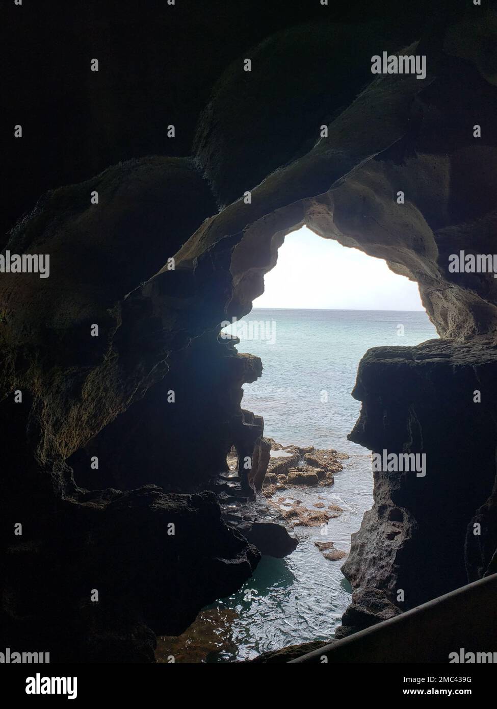 Una bella vista della grotta Ercole dall'interno a Tangeri, Marocco Foto Stock