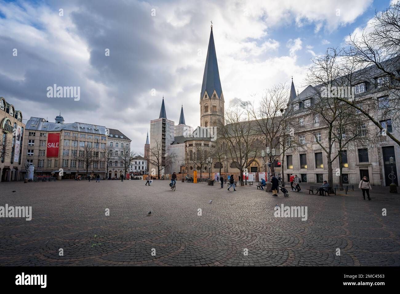 La chiesa della Cattedrale di Bonn a Munsterplatz - Bonn, Germania Foto Stock