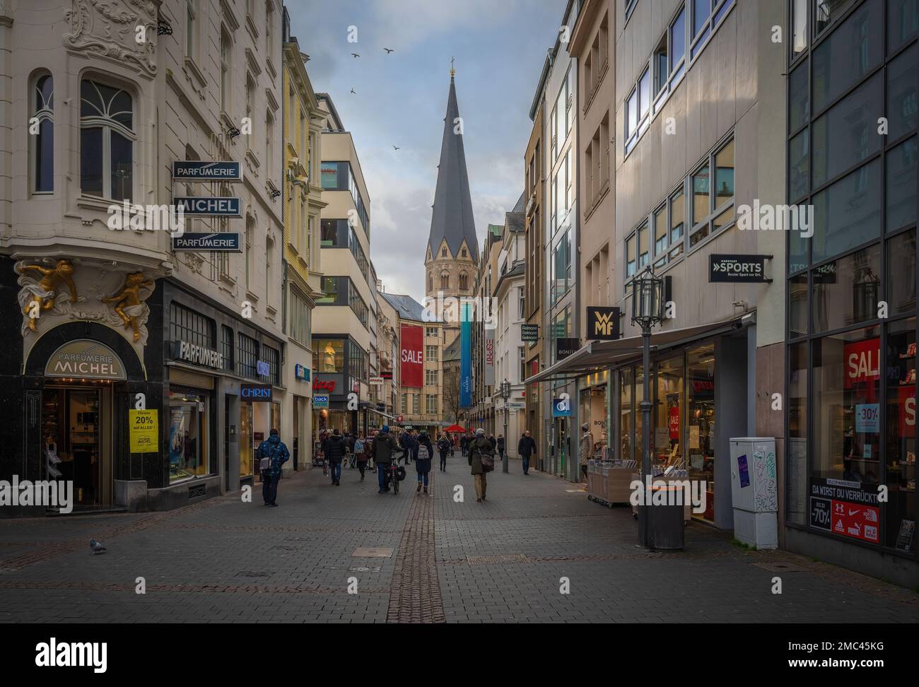 Remigiusstrasse strada trafficata e la chiesa di Bonn Minster - Bonn, Germania Foto Stock