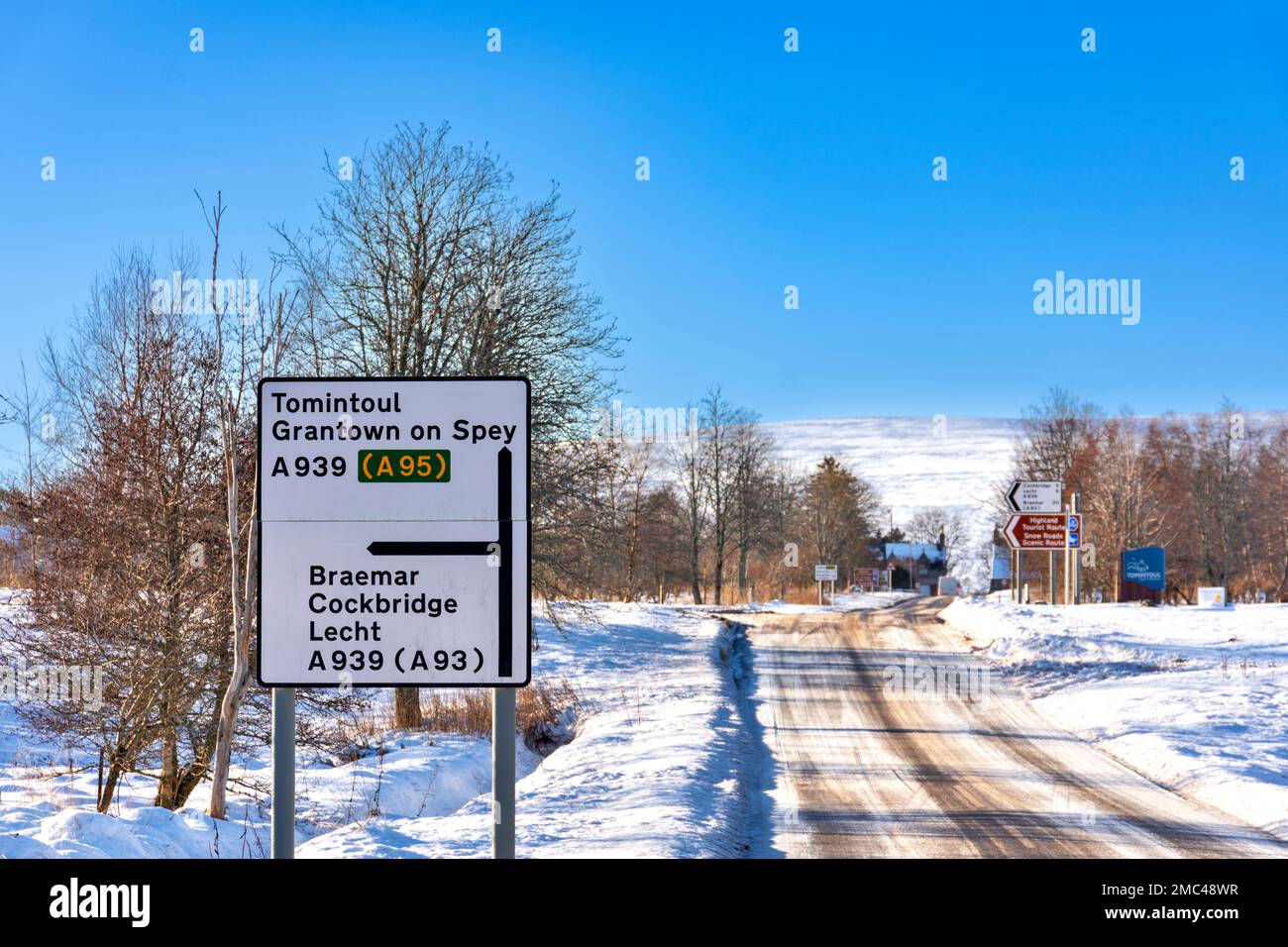 Tomintoul Moray Scotland A 939 indicazioni stradali per Lecht e Cockbridge inverno con neve e sale sulla strada Foto Stock