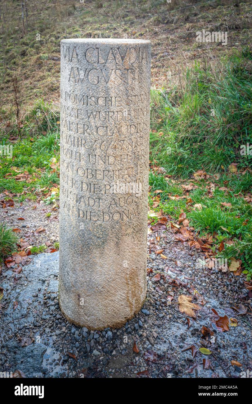 Replica di una pietra miliare romana sulla via Claudia Augusta - Fussen, Baviera, Germania Foto Stock